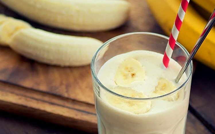 Банановый смузи с молоком