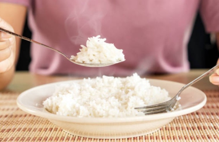 Рис на тарелке